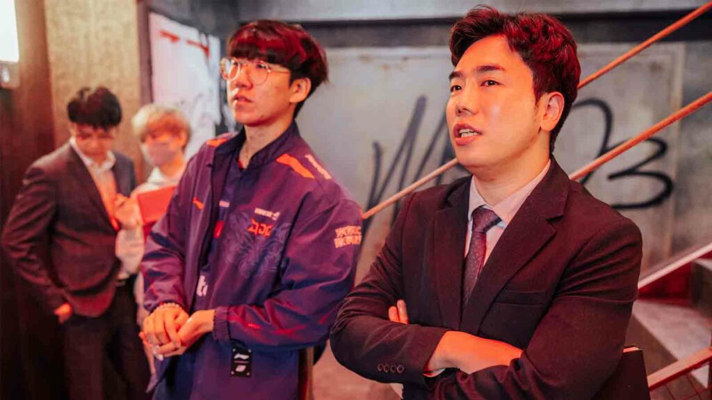 Exclusif : l'entraîneur-chef du JDG Homme déploie un surprenant stratégie contre-intuitive contre tous les adversaires JD Gaming Ruler et l'entraîneur-chef Homme dans les coulisses du MSI 2023