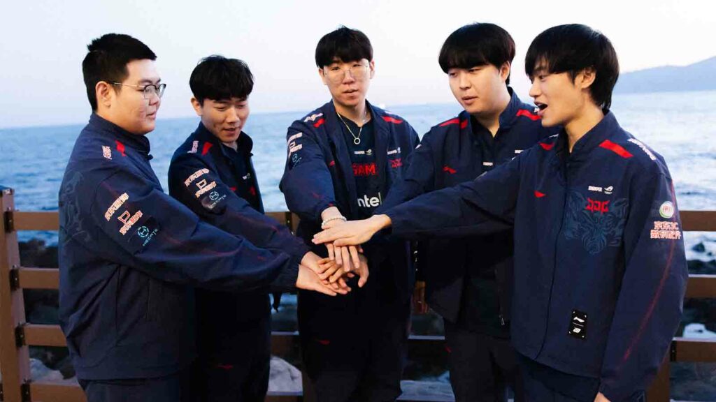 Exclusif : l'entraîneur-chef du JDG, Homme, déploie une stratégie étonnamment contre-intuitive contre chaque adversaire JD Gaming au Knockout Features Day du League of Legends World Championship 2023 le 31 octobre 2023 à Busan, Corée du Sud