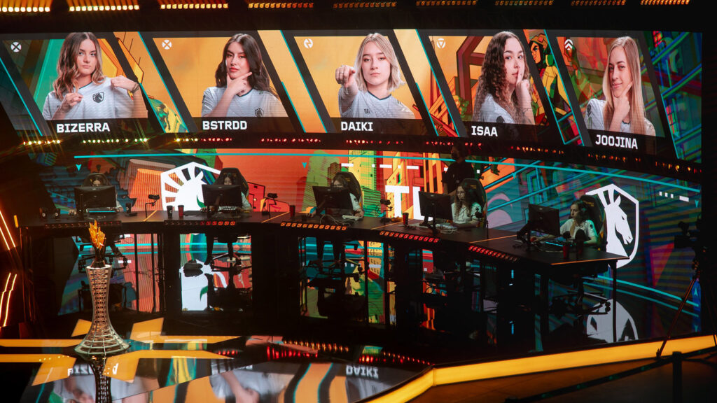 Les joueuses de l'équipe Liquid Brazil sont vues sur scène lors de la grande finale du VALORANT Game Changers Championship 2023 au studio CBLOL le 3 décembre 2023 à São Paulo, Brésil.