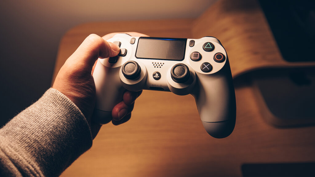 Les nouveaux tournois esports pour femmes incluent la possibilité de devenir professionnelles et un entraînement d'élite Image de la manette PlayStation 5 par Yu Hai d'Unsplash