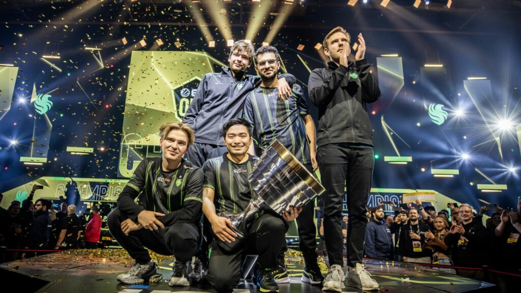 Les Team Falcons posent avec leur trophée après avoir remporté l'ESL One Birmingham 2024