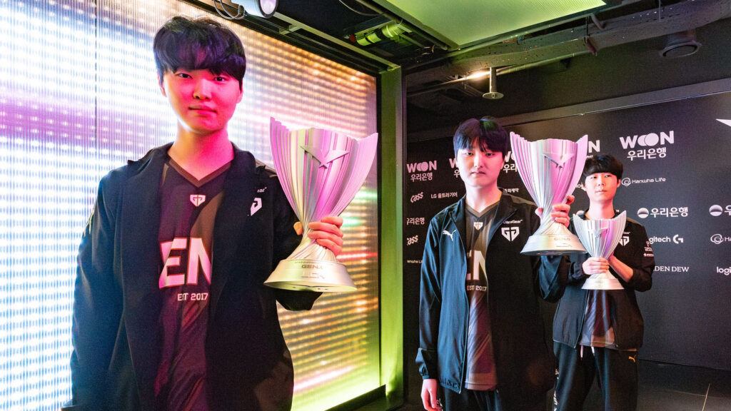 L'équipe Gen.G participant aux séries éliminatoires de la LCK printemps 2024 avec les joueurs Chovy, Peyz et Lehends