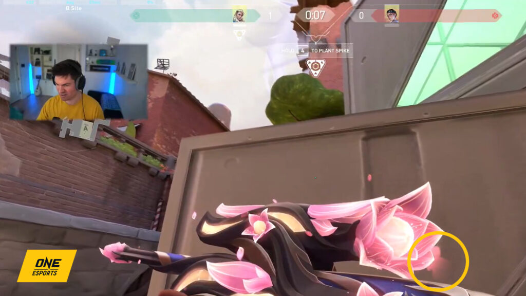 Les skins Mystbloom de Valorant offrent aux joueurs un avantage révolutionnaire extrêmement injuste Le skin Mystbloom montrant le contour du personnage de l'ennemi Clove à travers les boîtes empilées sur le site B d'Ascent.