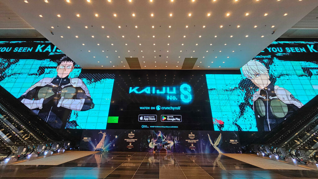 La nouvelle émission la plus populaire de Crunchyroll obtient une fonctionnalité de niveau monstre sur le plus grand mur vidéo du monde Kaiju no 8 Crunchyroll promotion sur Suntec Singapore Convention and Exhibition Centre montrant l'anime sur le plus grand mur vidéo du monde