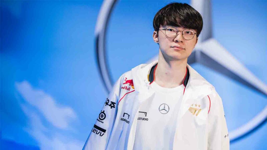 LONDRES, ROYAUME-UNI - 02 novembre : Faker of T1 arrive pour participer à la finale du Championnat du monde 2024 de League of Legends le 02 novembre 2024 à Londres. (Photo de Colin Young-Wolff/Riot Games)