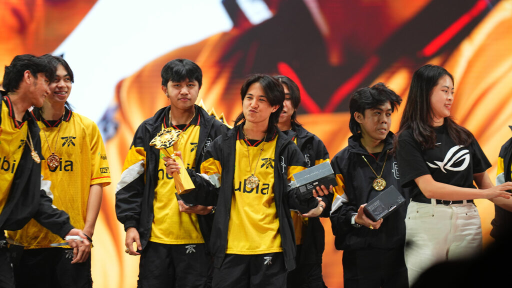 Fnatic ONIC PH veut que ces héros reçoivent le skin M6 Champion, Kelra choisit Beatrix pour le skin FMVP Kelra, MVP de la finale du Championnat du monde M6, sur scène photo