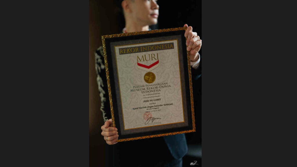 Justin détient son Muri Award (Museum Rekor Indonesia) comme la chaîne YouTube avec le plus abonné