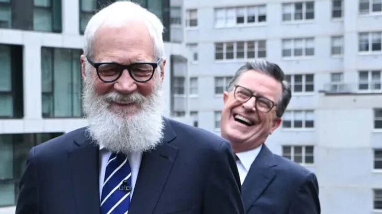 Stephen Colbert et David Letterman jettent des conneries sur un toit devant un Bullseye géant de CBS