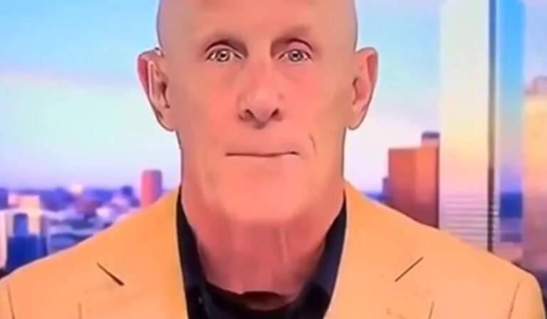 Tout le monde en ligne est convaincu que cet amiral à la retraite portait simplement un masque à la télévision en direct