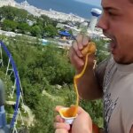 YouTuber banni de Cedar Point après avoir mangé des nuggets de poulet sur des montagnes russes