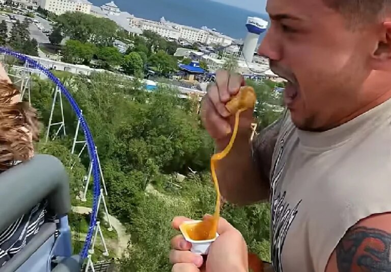 YouTuber banni de Cedar Point après avoir mangé des nuggets de poulet sur des montagnes russes