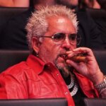 Internet est convaincu que Guy Fieri n’a jamais avalé de nourriture devant la caméra