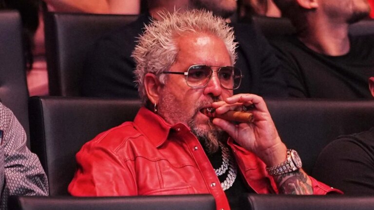 Internet est convaincu que Guy Fieri n’a jamais avalé de nourriture devant la caméra