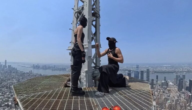 Les stars des Skywalkers de Netflix escaladent l&rsquo;Empire State Building, appellent à la paix, acceptent de se marier, puis se font arrêter