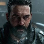 Activision vient de tendre une embuscade à un tricheur notoire de Call Of Duty avec des papiers juridiques chez lui et a filmé le tout