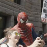 Spider-Man frappe des racistes lors d&rsquo;une manifestation à Minneapolis et est arrêté