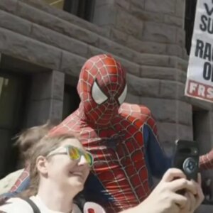 Spider-Man frappe des racistes lors d&rsquo;une manifestation à Minneapolis et est arrêté