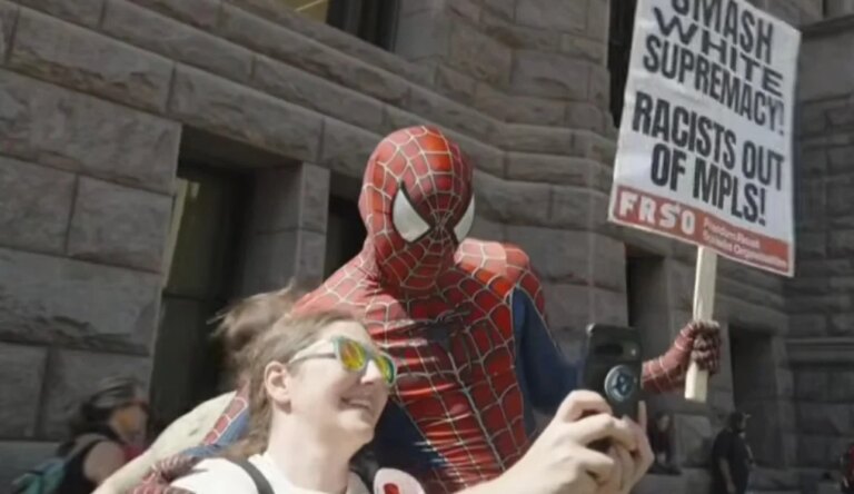 Spider-Man frappe des racistes lors d&rsquo;une manifestation à Minneapolis et est arrêté