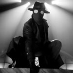 Ce sont les rideaux de la saison deux de Spider-Noir, voyez, le grand journal enroulé