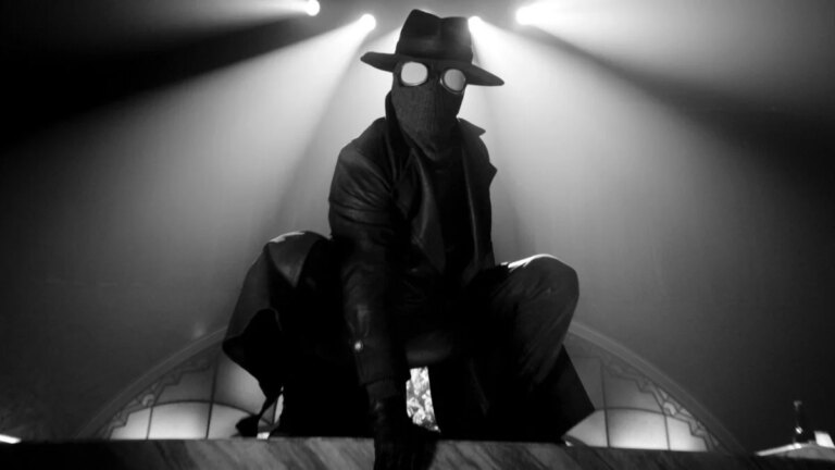 Ce sont les rideaux de la saison deux de Spider-Noir, voyez, le grand journal enroulé