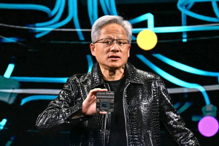 Le PDG de Nvidia demande à Trump de rassurer tout le monde sur le fait que l&rsquo;IA n&rsquo;est pas un château de cartes de fin du monde alors que les cours des actions de l&rsquo;IA chutent : « C&rsquo;est un canular, les centres de données sont géniaux »