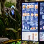 McDonald&rsquo;s intègre des publicités pour d&rsquo;autres marques dans le service au volant pendant que vous attendez d&rsquo;avancer