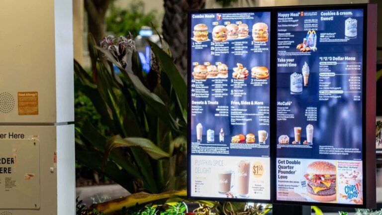 McDonald&rsquo;s intègre des publicités pour d&rsquo;autres marques dans le service au volant pendant que vous attendez d&rsquo;avancer