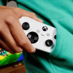 Il existe une nouvelle manette Xbox moins chère, plus petite et n&rsquo;utilise pas de piles AA